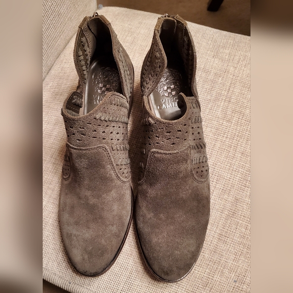 Vince Camuto ankle booties, sage green suede sz 9, cute cutout detail, 2" heel - Picture 7 of 15